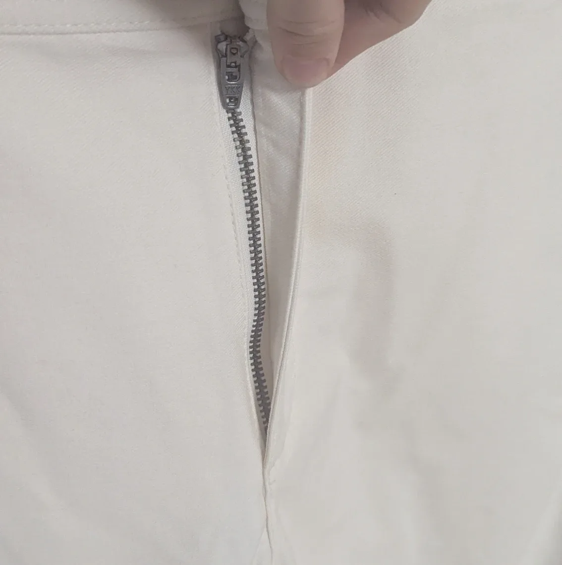 Brand New Uniqlo White Cropped Pants - Women's Size Small image indicator(2)