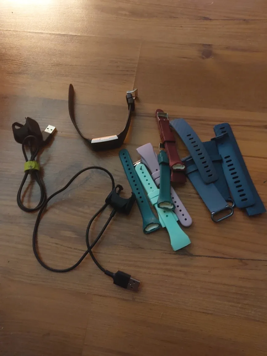 Fitbit Carge 3 Fitness Tracker + Accessories image indicator(2)