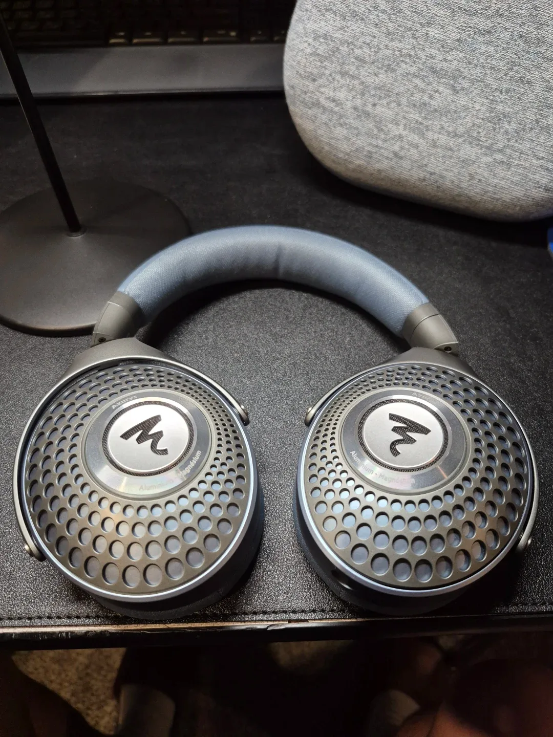 Focal Azurys closed-back headphones image indicator(3)