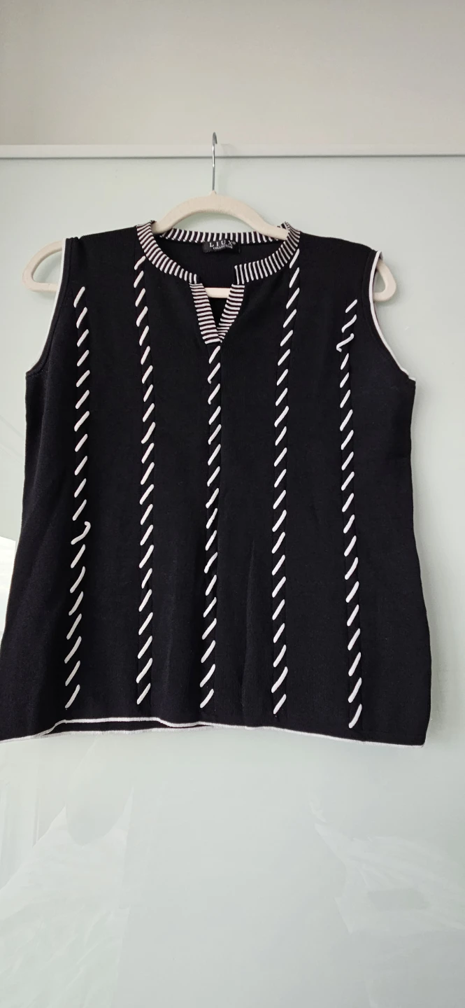LIUX Black & White Sleeveless Sweater Top, Size Medium