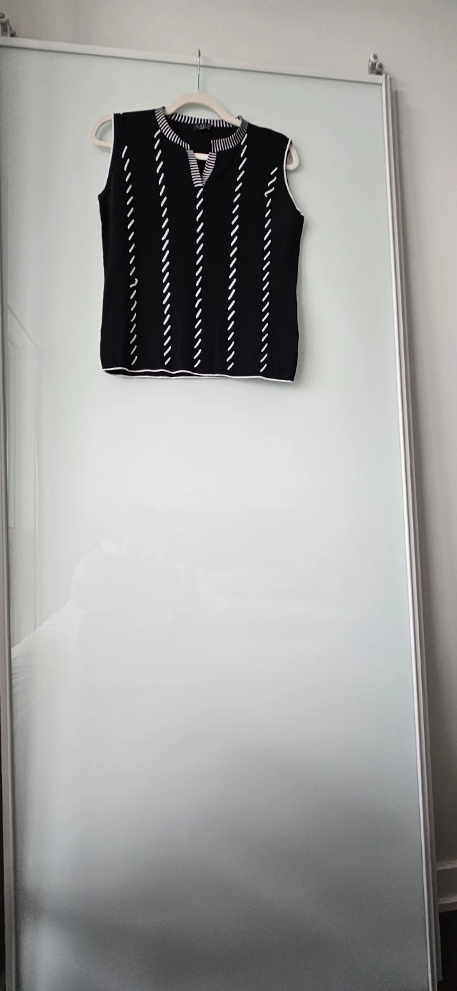LIUX Black & White Sleeveless Sweater Top, Size Medium - photo 4