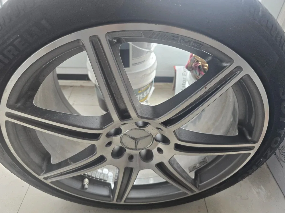 Mercedes AMG Pirelli Winter Tires image indicator(2)