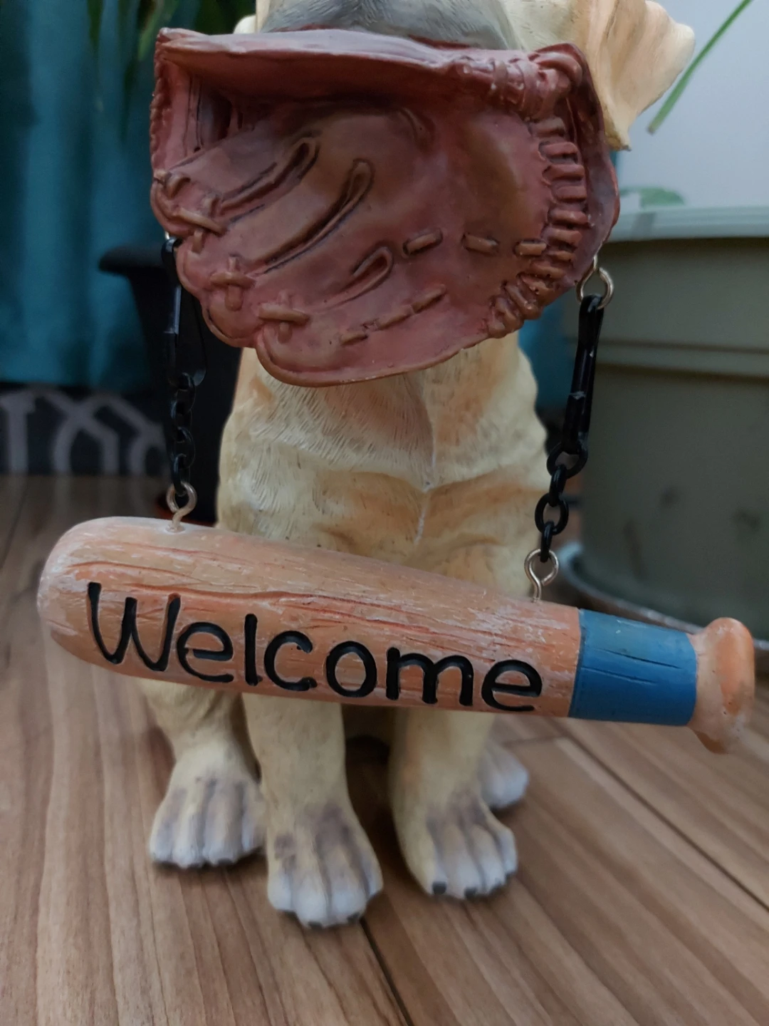 Dog statue with a welcome sign - photo 4