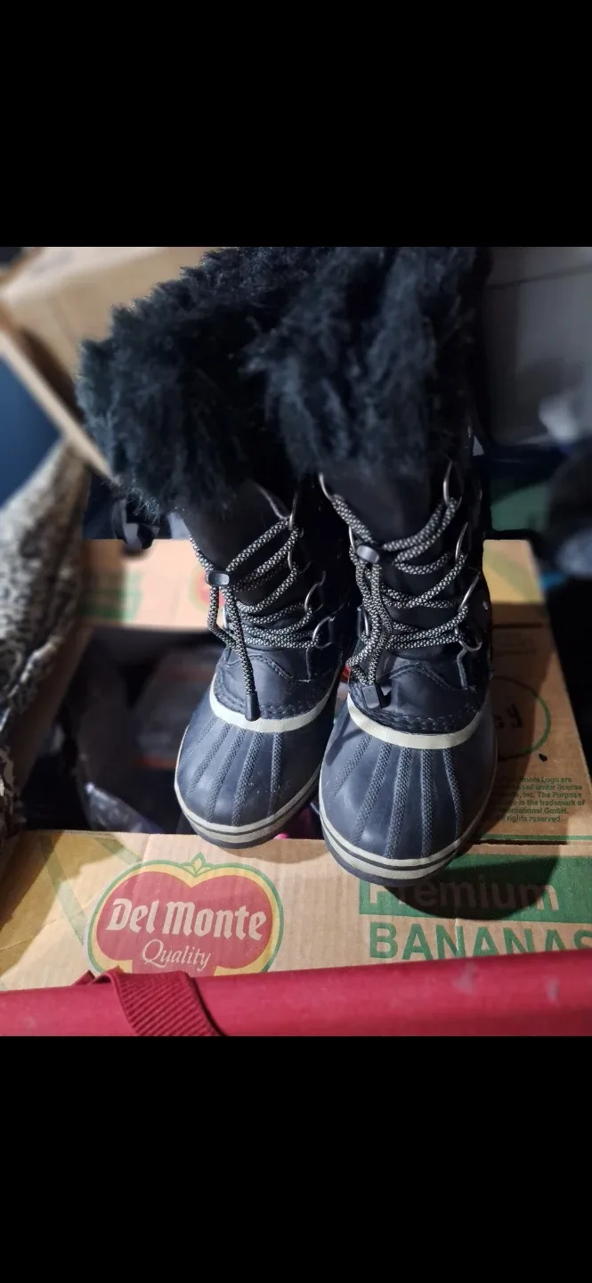 Sorel an Columbia girl winter boots image indicator(2)