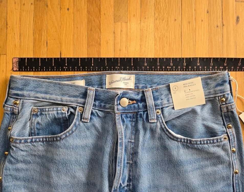 NWT Universal Thread Mid-Rise 90s Baggy Jeans - Size 4 image indicator(2)