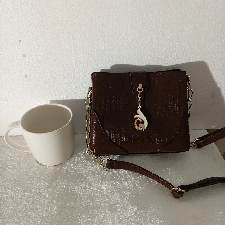 Brown Shoulder Bag with Gold Chain image indicator(6)