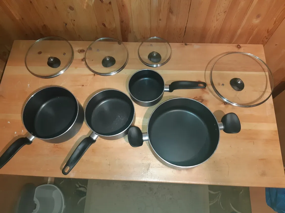 Pots and Pans Set - 4 Pots & 4 Lids