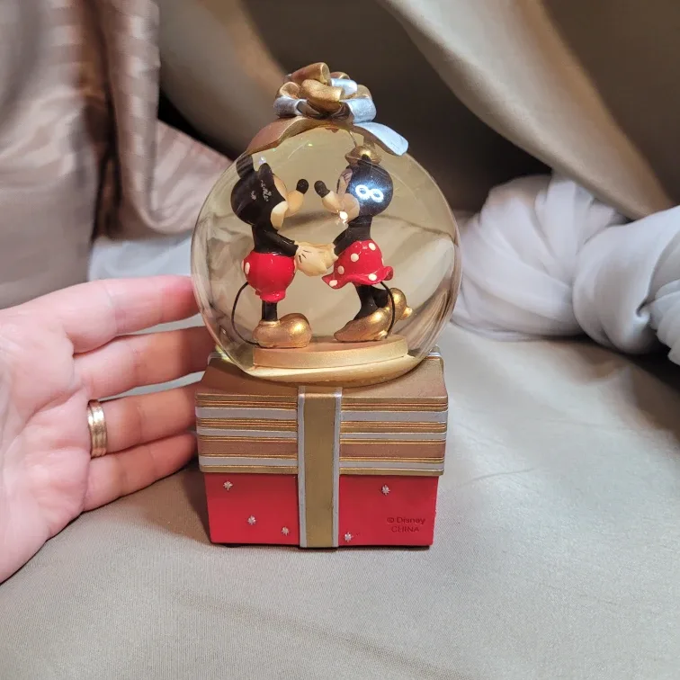 Mickey & Minnie Mouse 2008 Exclusive Solid Globe Disney Store image indicator(10)