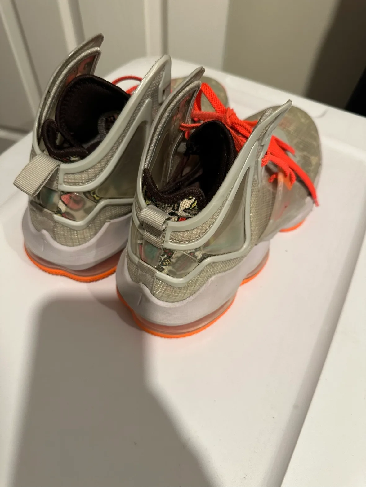 Nike LeBron 16 Low Youth Size 7Y image indicator(2)