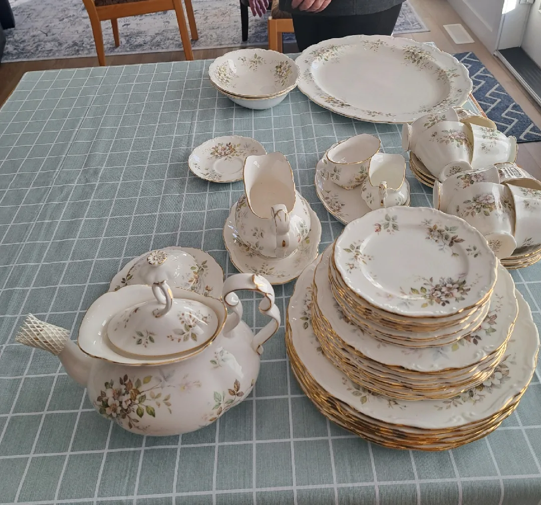 ROYAL ALBERT HAYWORTH 1987 LIMITED EDITION