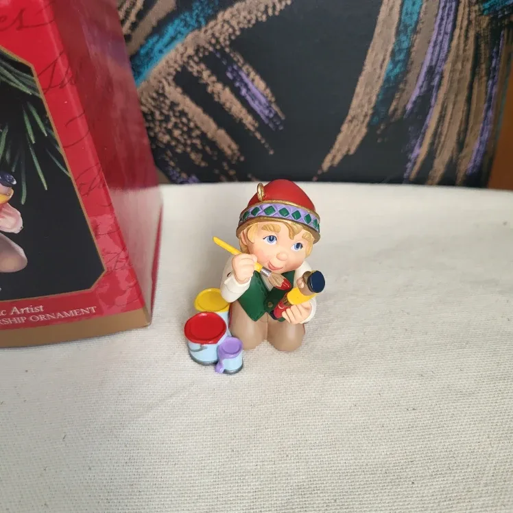 Hallmark Keepsake Ornament Arctic Artist 1999 image indicator(2)