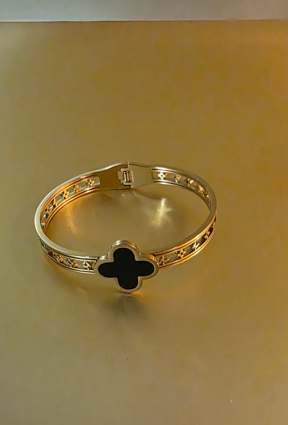 Clover Design Bangle Bracelet - Gold Tone