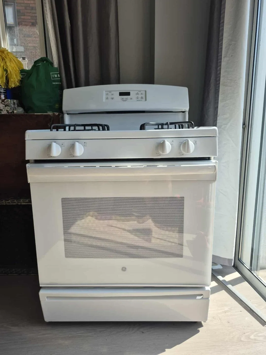 Used White Gas Range Stove - Cleaned Like New! image indicator(9)