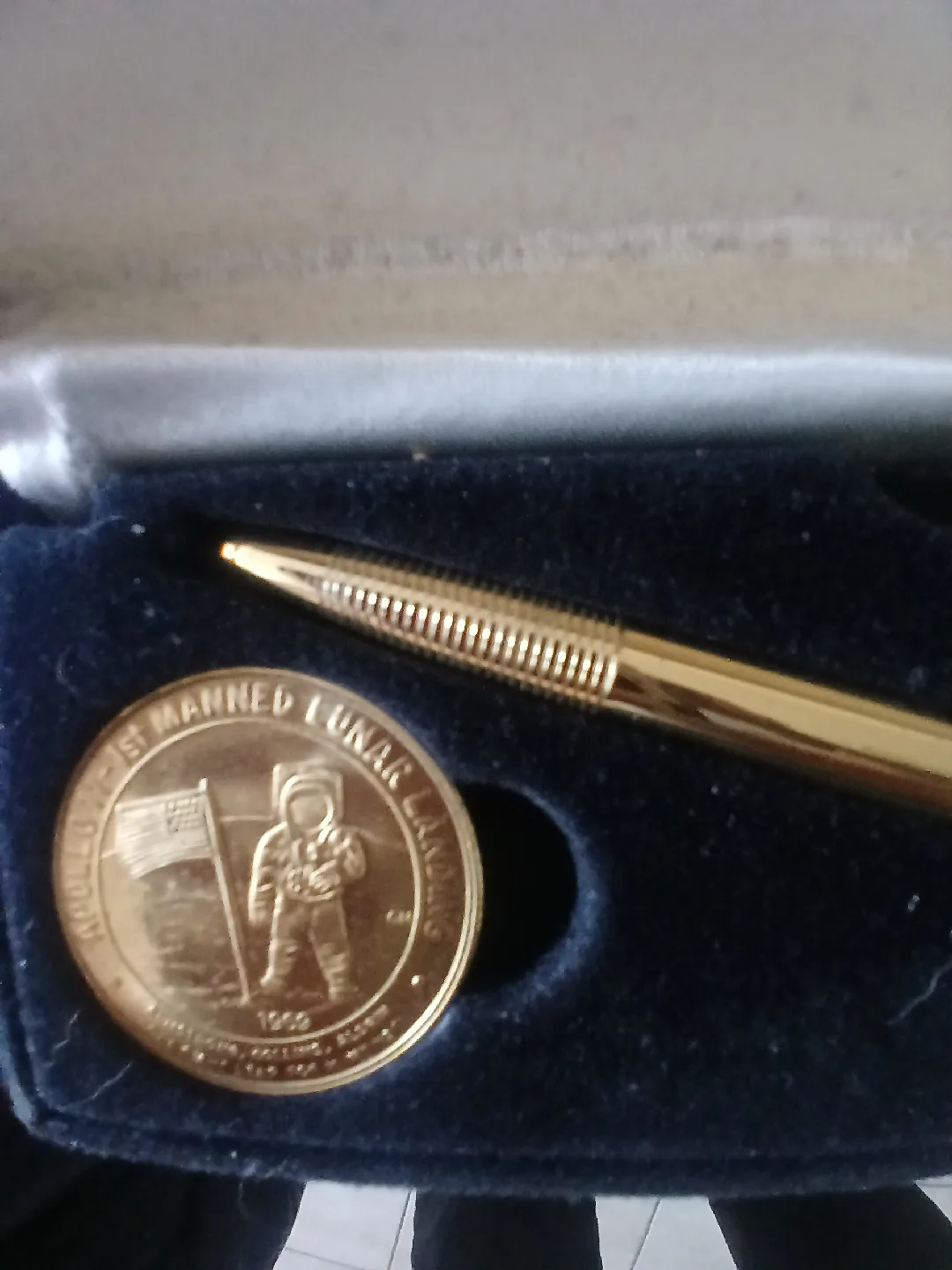 Fisher Space Pen Gold with NASA Coin image indicator(2)