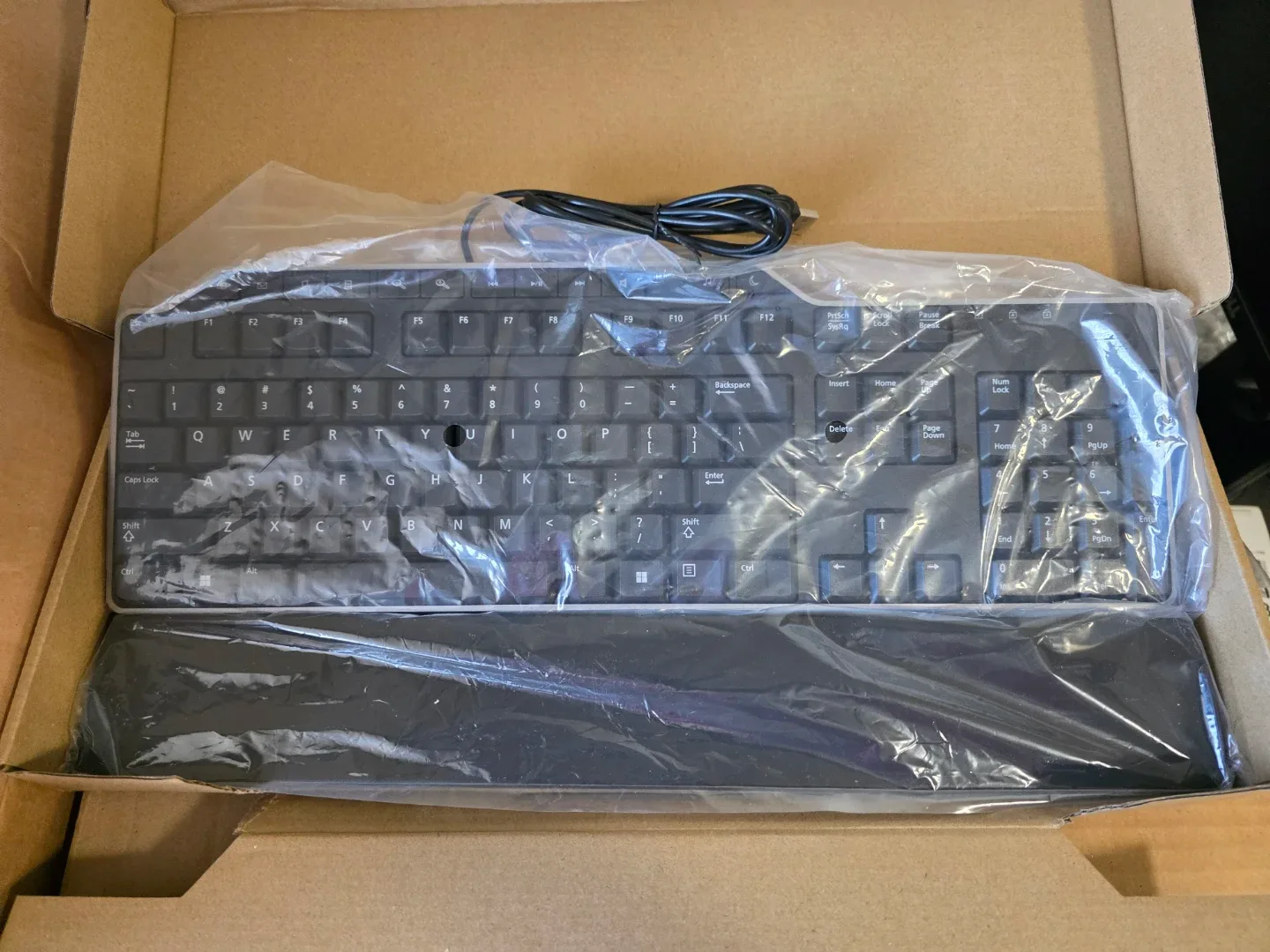 Dell Wired Keyboard with Palm Rest image indicator(2)