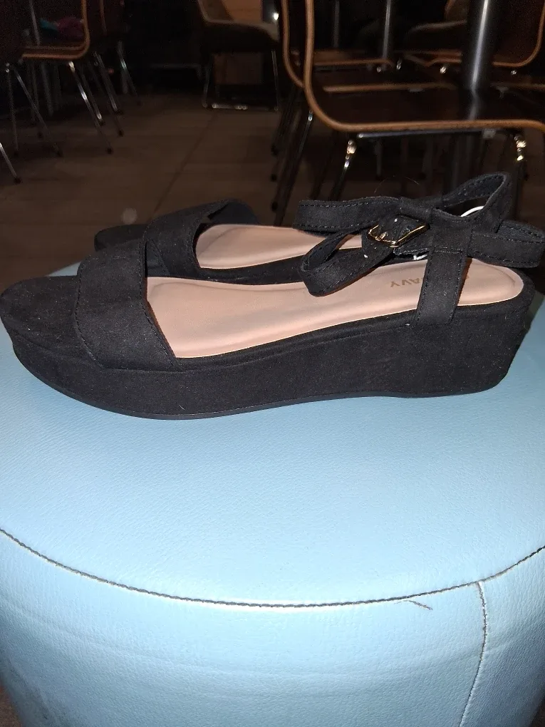 New Old Navy Black Sandals - Size 7 image indicator(2)