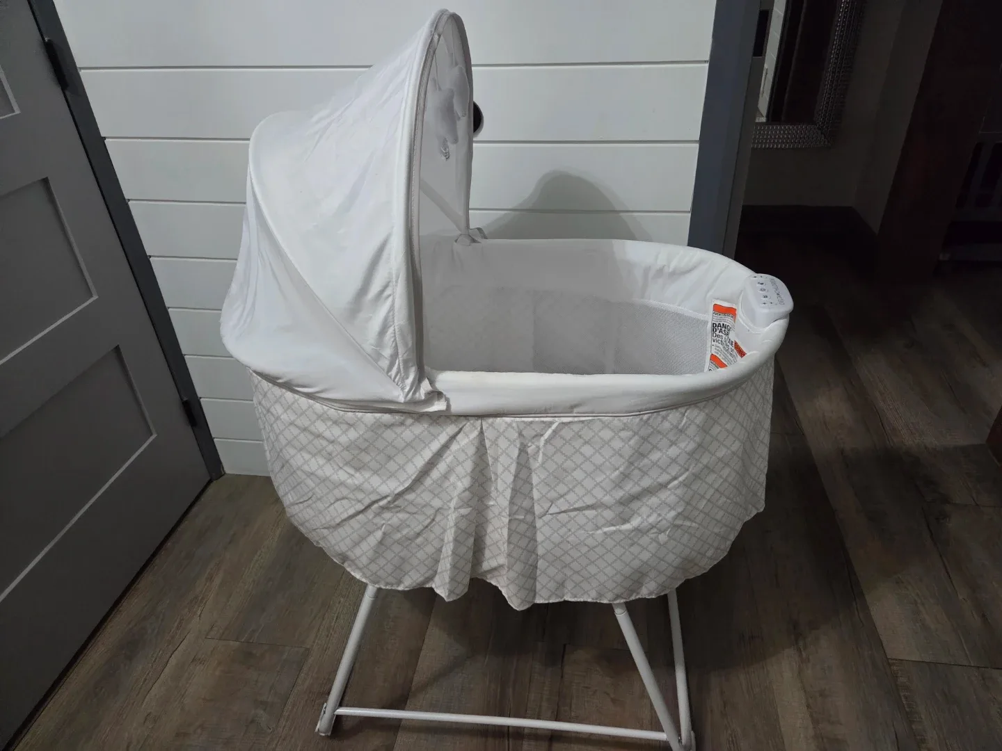 Delta Children Bassinet image indicator(2)