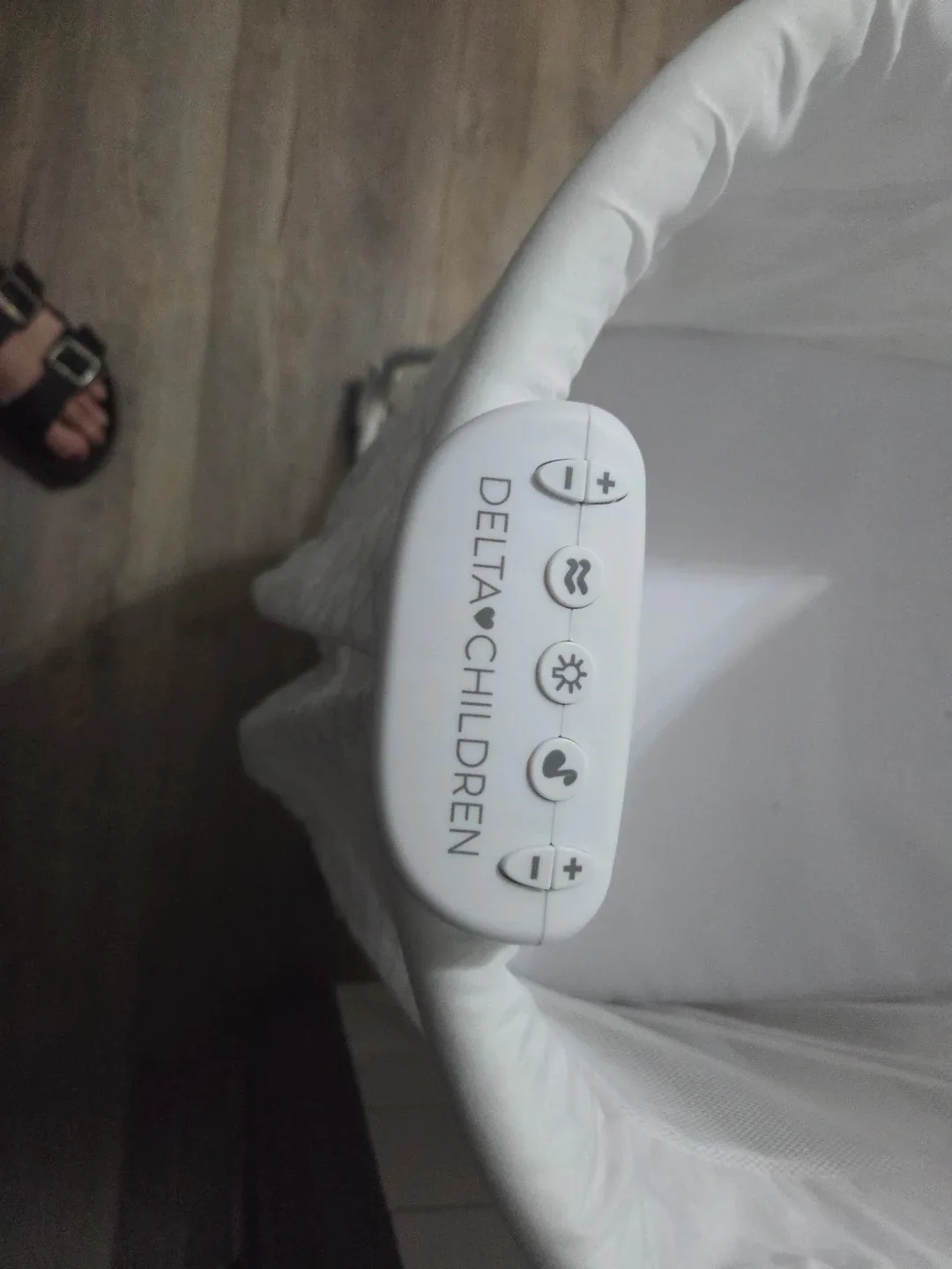 Delta Children Bassinet image indicator(3)