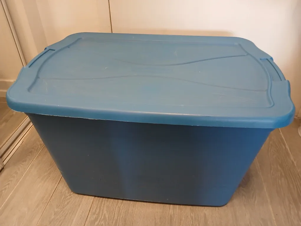 157.4 Lt Rubbermaid Blue Storage Bin with Lid. Non-negotiable. image indicator(2)