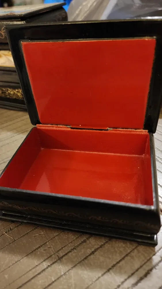 Vintage Lacquered Trinket Box image indicator(2)