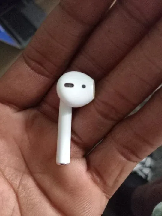 left airpod thumbnail