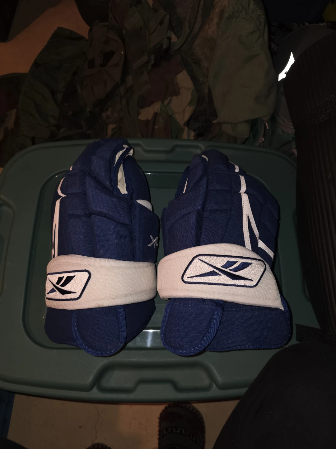 Hockey gloves