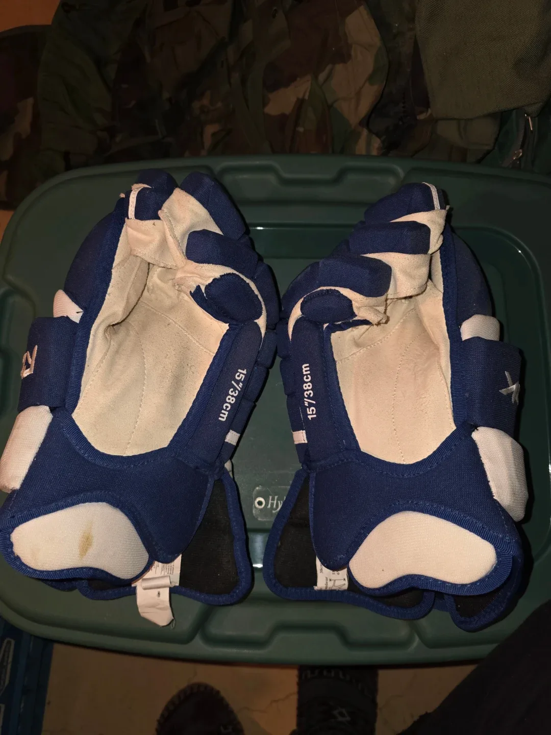 Hockey gloves image indicator(2)