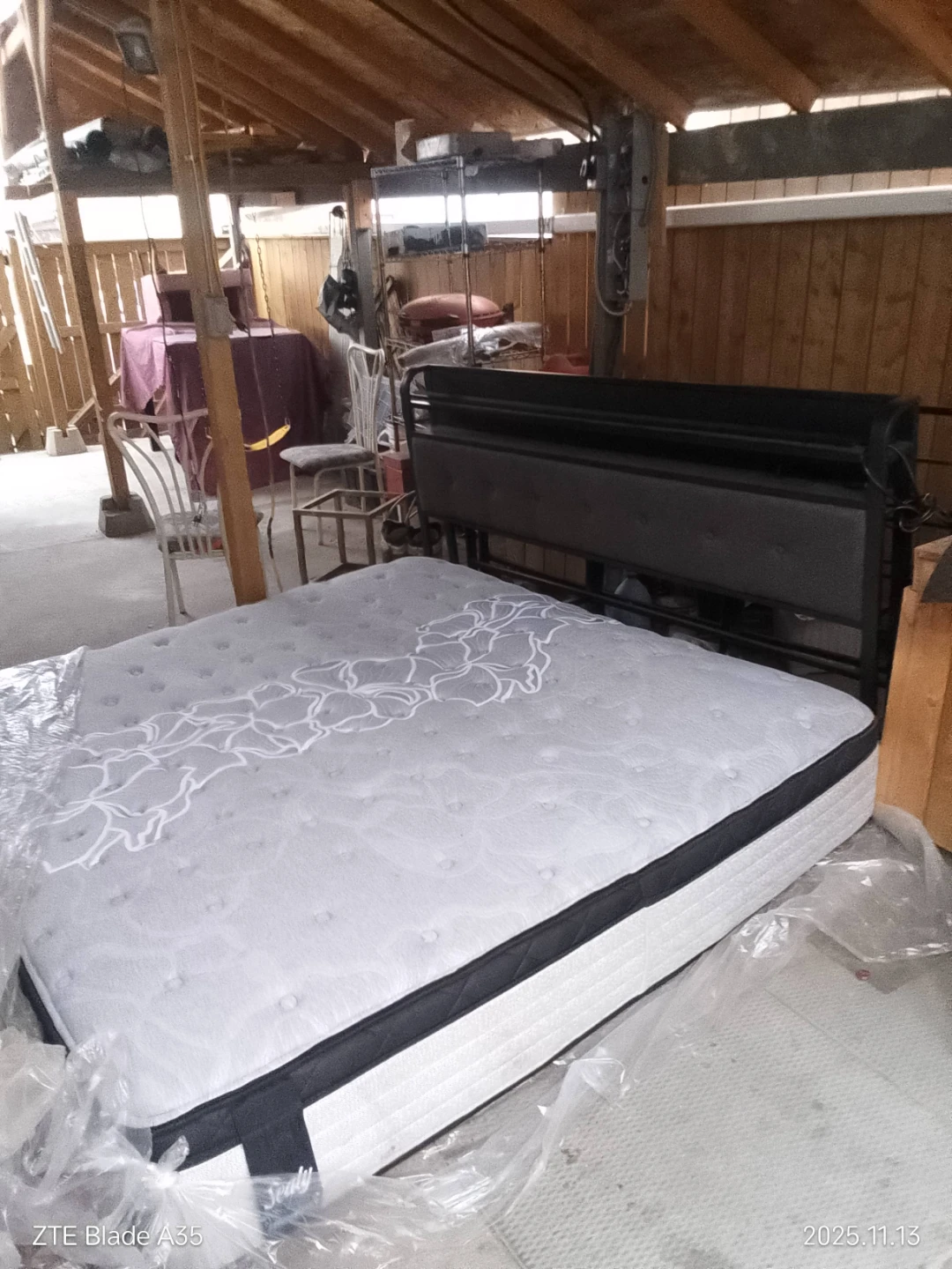 Sealy king size Mattress & frame- Like New! - photo 3
