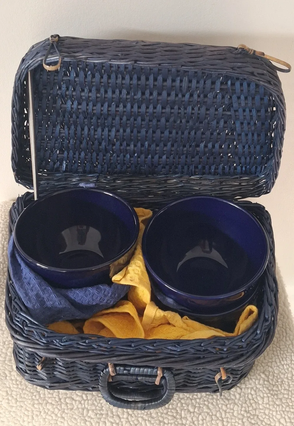 Wicker Basket with Bowls & Cloths image indicator(2)