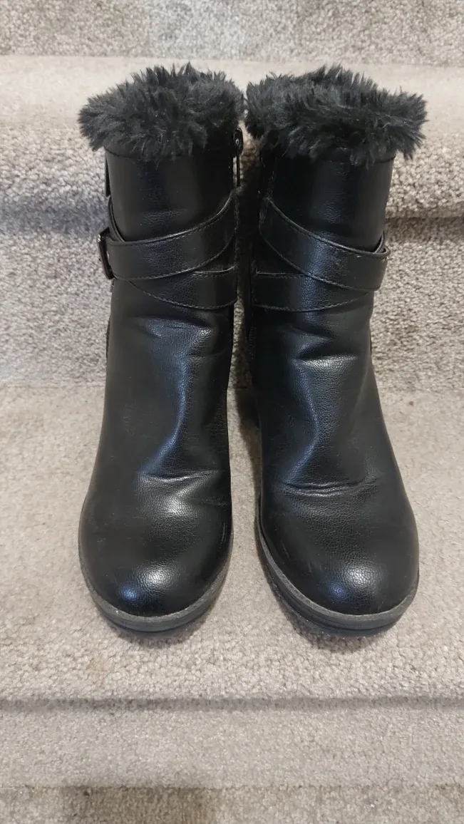 Guess Black Ankle Boots - Size 7