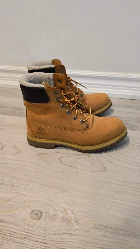 Timberland Women's Waterproof Shearling Boots - Size 9 image indicator(3)