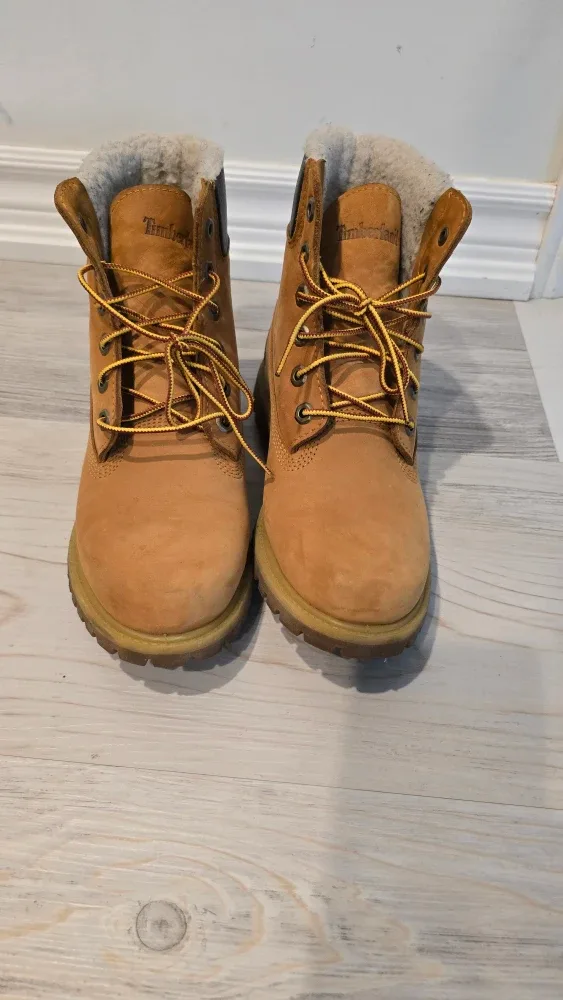 Timberland Women's Waterproof Shearling Boots - Size 9 image indicator(4)