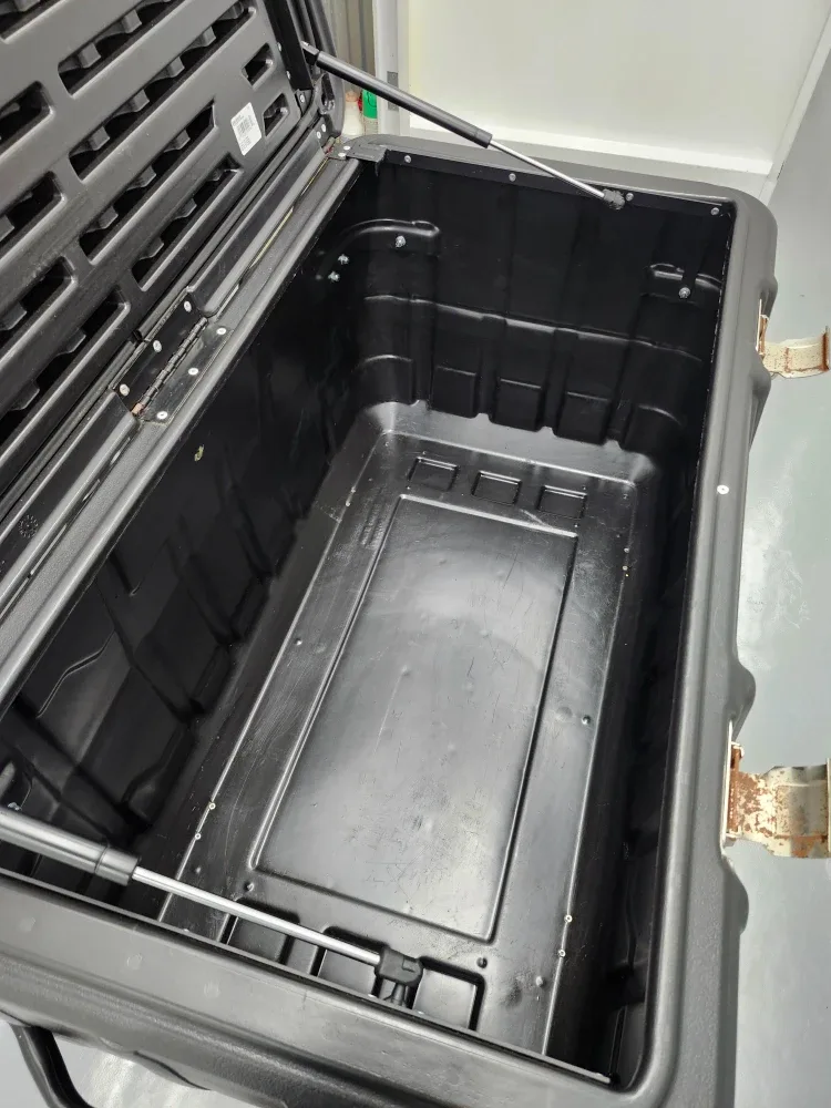 Large Storage bin / Husky Job Box with Master locks image indicator(7)