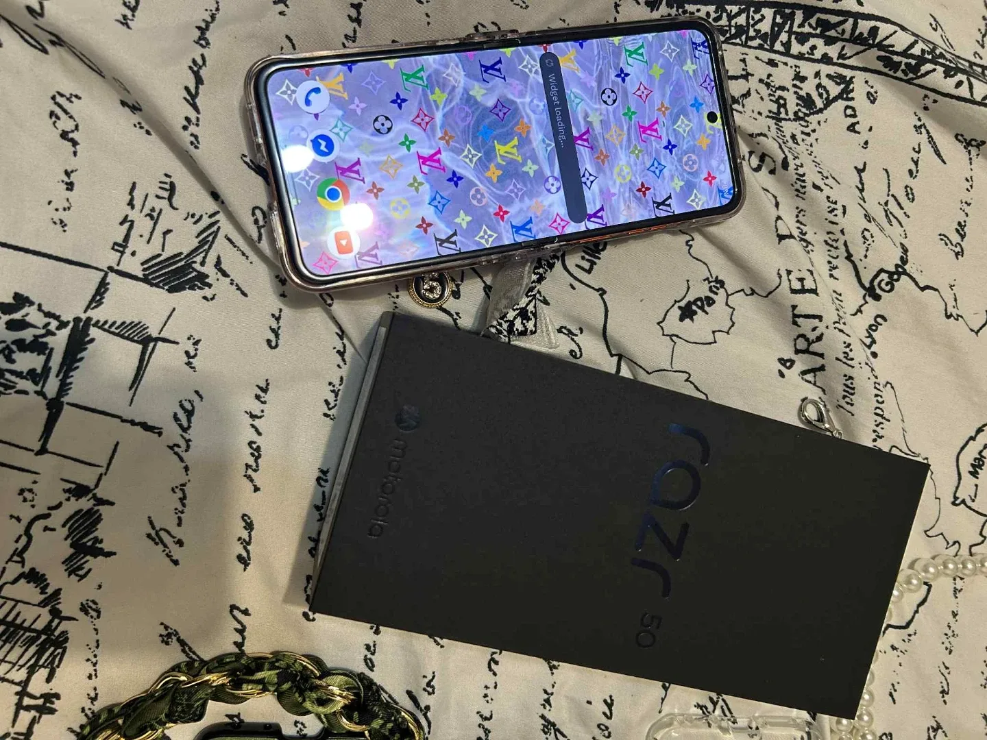 Motorola Razr 5G with Cases image indicator(4)