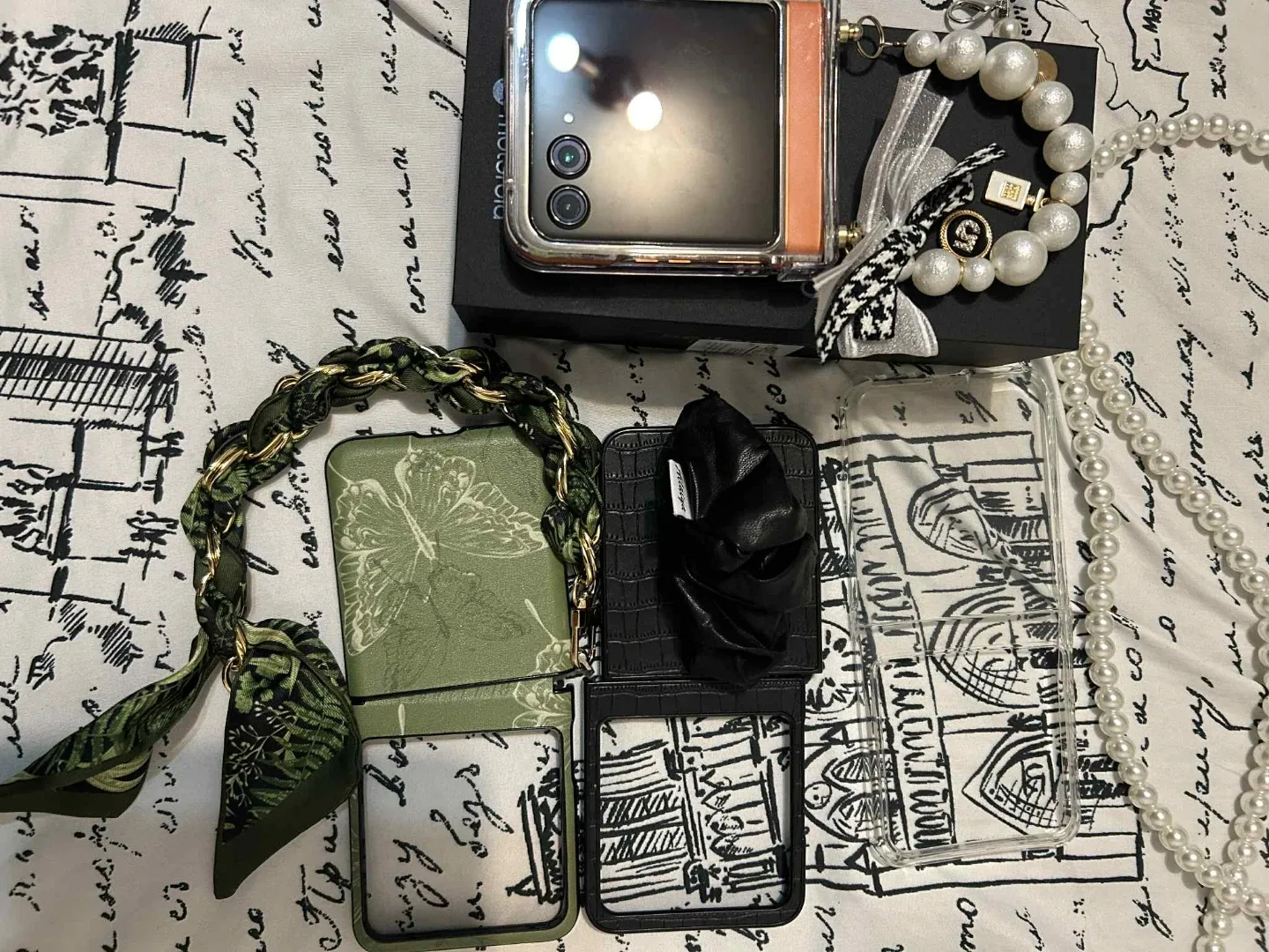 Motorola Razr 5G with Cases image indicator(5)