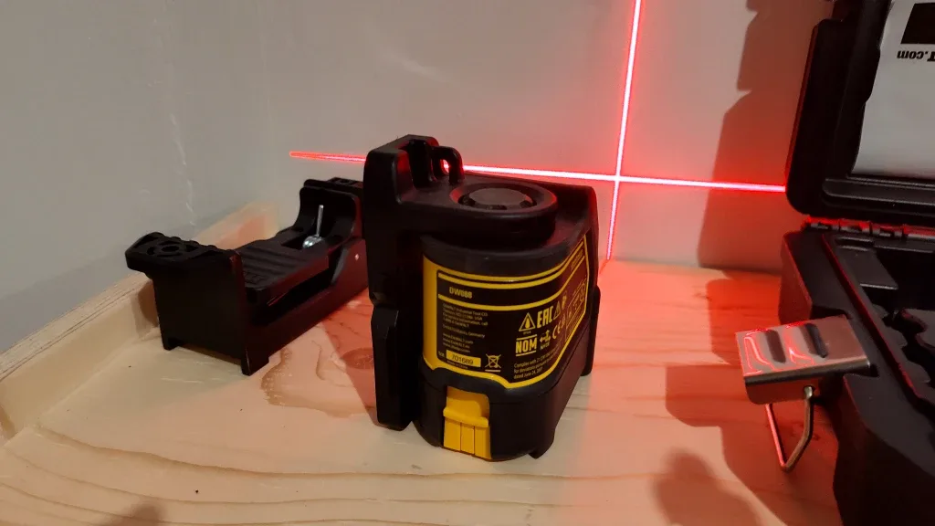 DeWalt DW088 Line Laser Level with Case