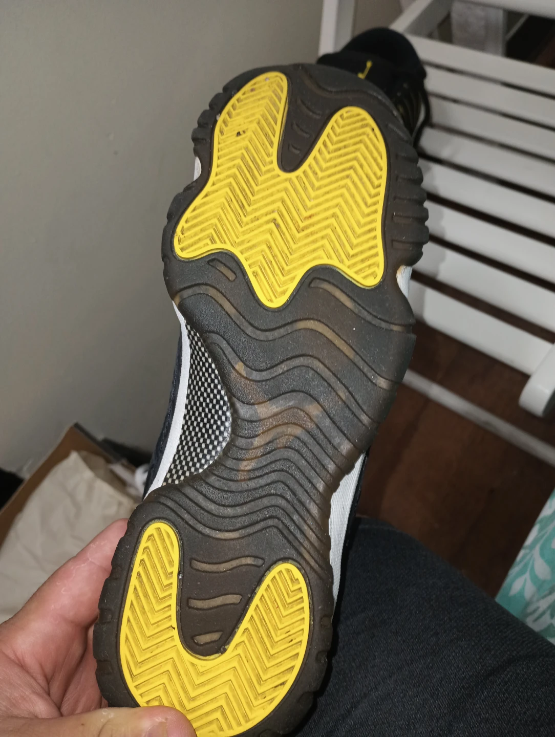Jordan 11 IE Low Black/Yellow Size 7Y - photo 3