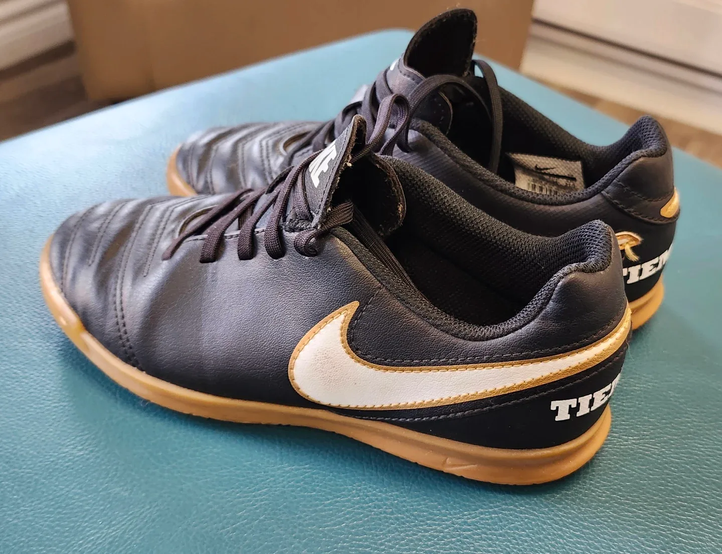 Kids boys Nike TiempoX Indoor Soccer Shoes - Size 2.5Y image indicator(3)