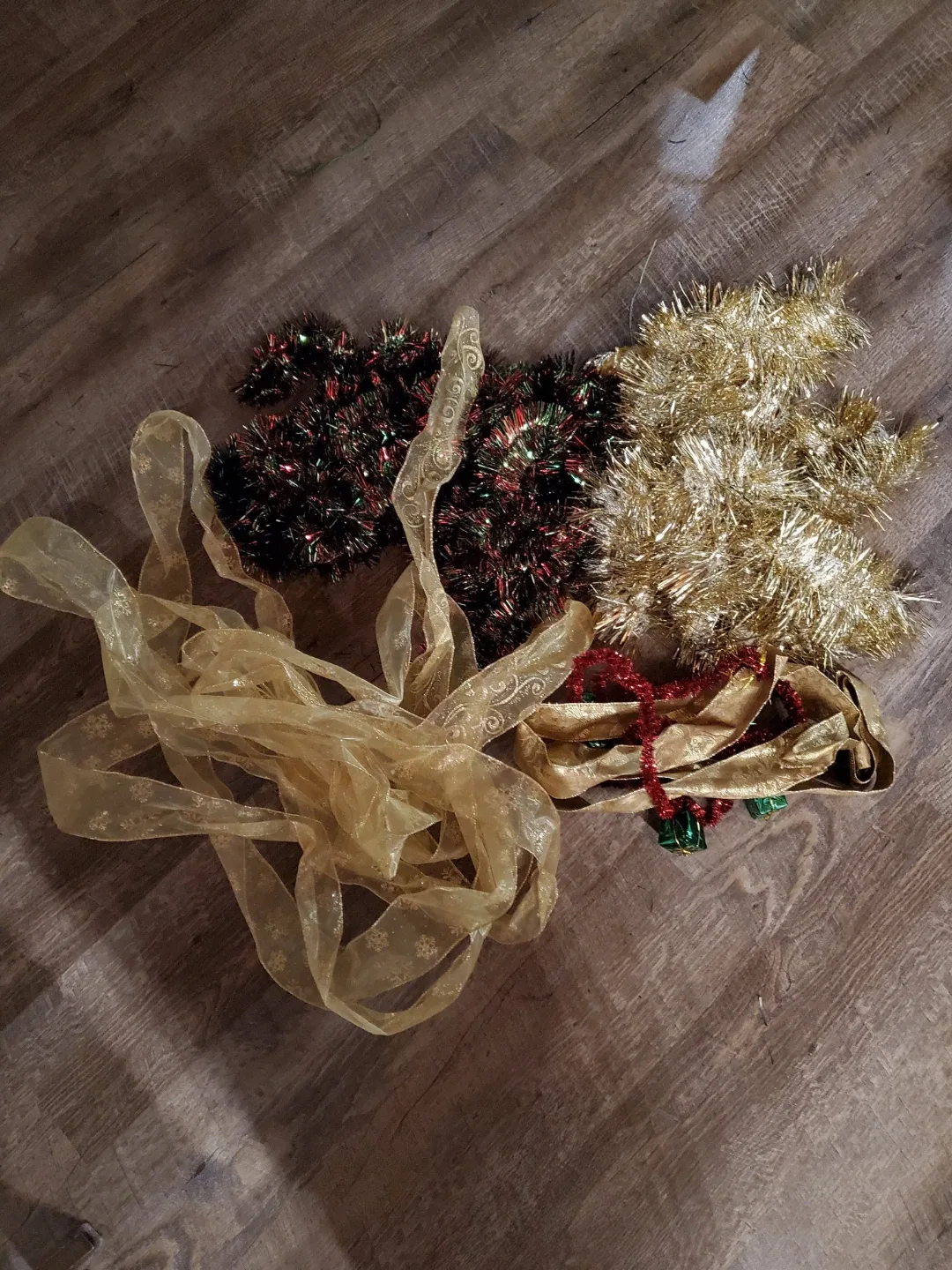 Christmas Tree & Decorations image indicator(5)