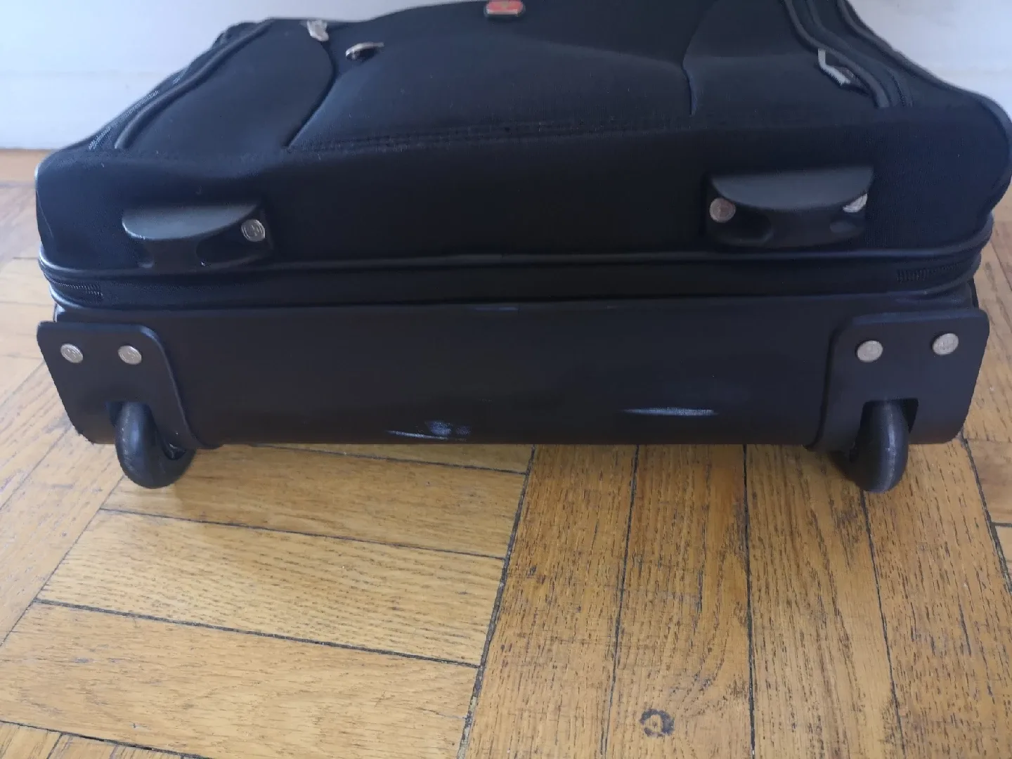 Wenger Black Rolling Carry-On Luggage image indicator(4)