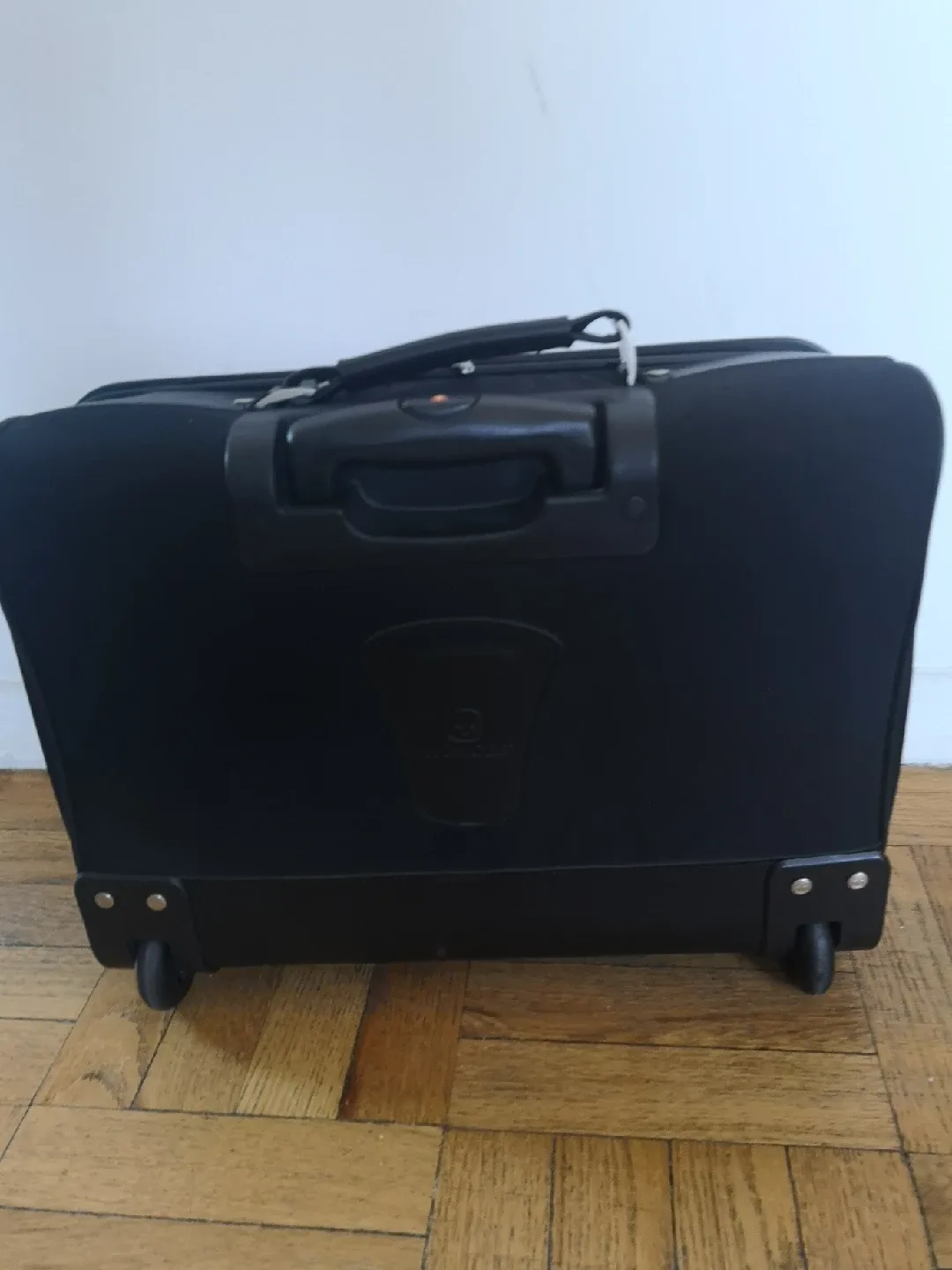 Wenger Black Rolling Carry-On Luggage image indicator(5)