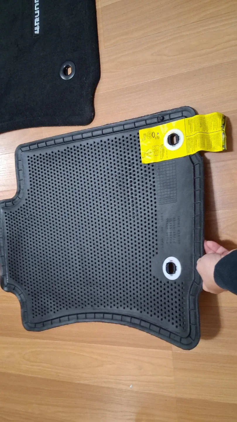 Toyota 4Runner black carpet floor mats Front Seats image indicator(6)