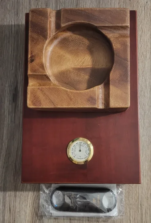 Cigar Humidor with Cutter and ashtray