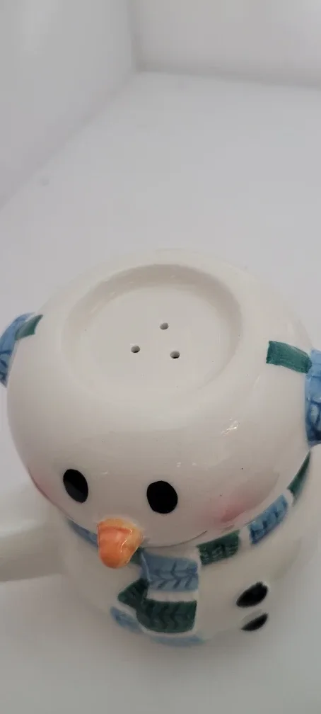 Snowman Ceramic Ensemble Salt & Pepper Shakers image indicator(6)