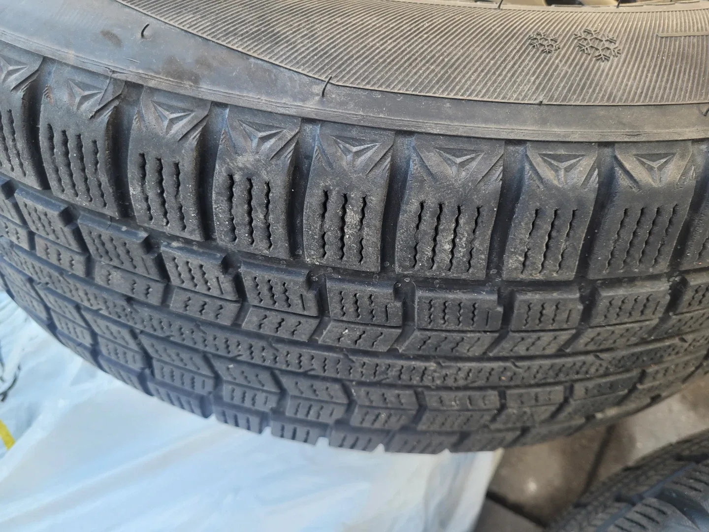 Hankook Winter tires and rim set 225/65R17 Tire image indicator(7)