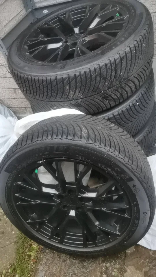 98% 2024 Michelin  20" Winter Tires & Rims image indicator(3)