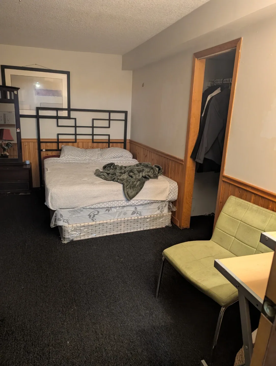 Beautiful & Spacious Private Room For Rent In Glen Abbey image indicator(2)