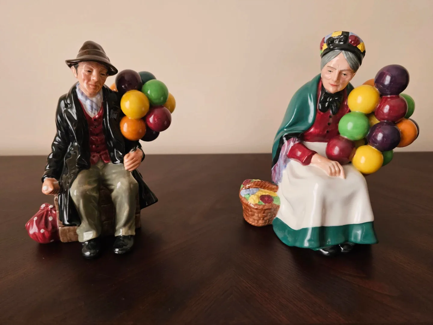 Royal DOULTON Balloon Seller & Companion