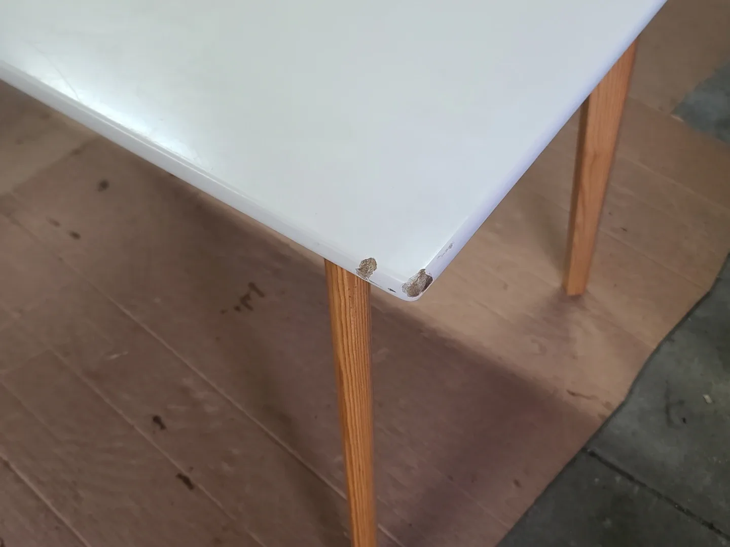 White & Wood Table - Used Condition image indicator(4)