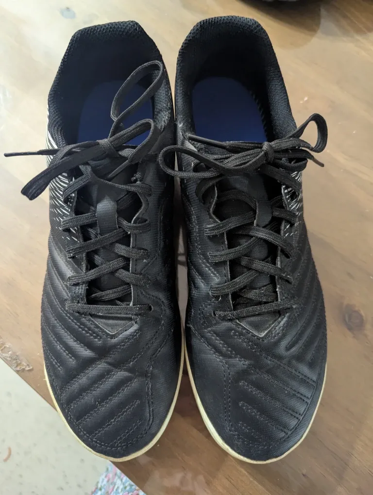 Soccer shoes